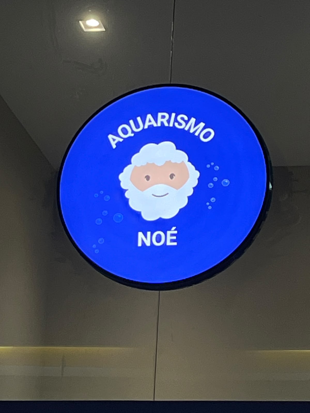 Logo iluminado no interior